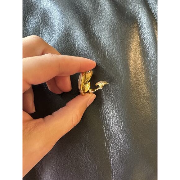 Vintage Trifari Clip On 1 Earring Replacement White Shell Gold Women's Glam - Picture 4 of 4